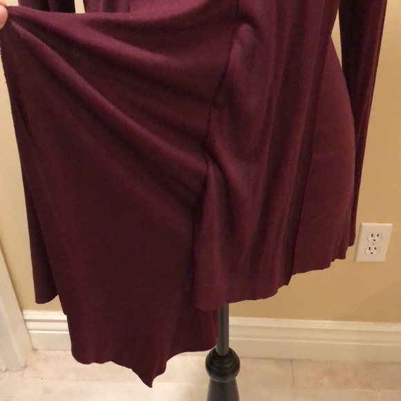 🍷Cable & Gauge Stunning burgundy ribbed knit long sleeved v-neck sweater - Picture 3 of 10